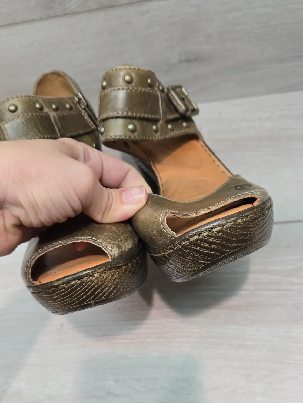 Born Women’s Distressed Leather Olive Green Chunky Heel Sandals Shoes Sz 7